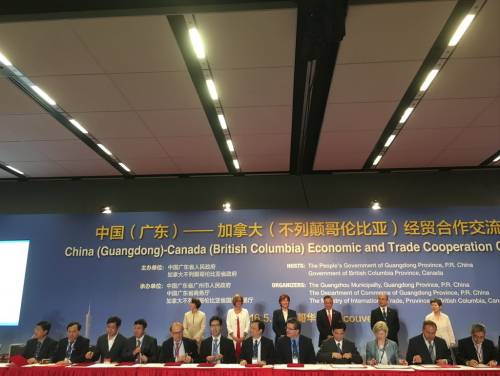 德彩网与加拿大滑铁卢大学签署合作备忘录